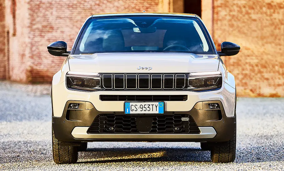 Jeep Avenger e-Hybrid (2024) Der Jeep Avenger e-Hybrid (2024) stehend von vorne fotografiert.