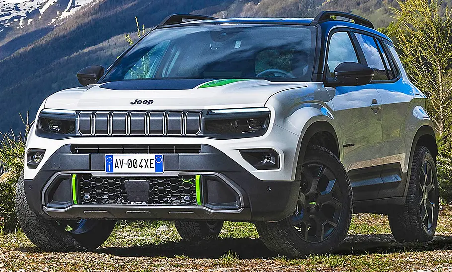 Jeep Avenger 4xe (2025) Der Jeep Avenger 4xe (2025) stehend von schräg vorne.