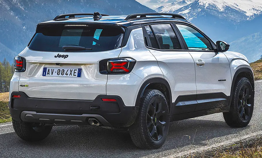 Jeep Avenger 4xe (2025) Der Jeep Avenger 4xe (2025) stehend von schräg hinten.
