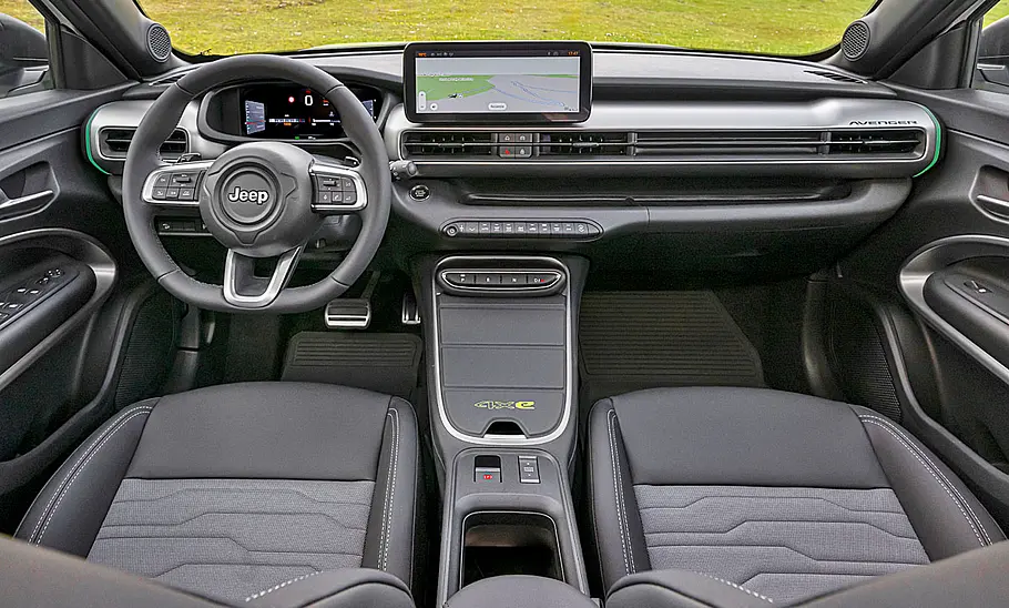Jeep Avenger 4xe (2025) Das Cockpit des Jeep Avenger 4xe (2025).