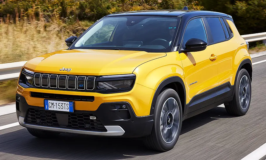 Jeep Avenger Elektro (2023) Jeep Avenger Elektro (2023) fahrend auf einer Landstraße von schräg vorne fotografiert.