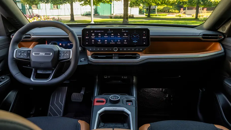 Das Armaturenbrett des Jeep Compass 4xe Elektro.