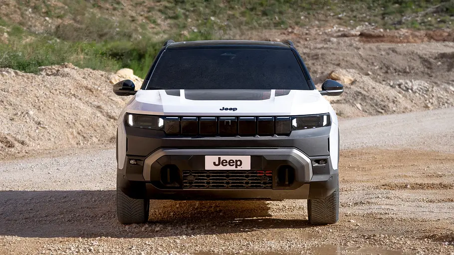 Der Jeep Compass 4xe Elektro steht im Gelände, von vorne fotografiert.