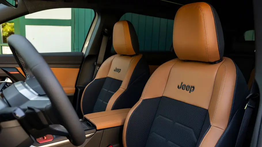 Die vorderen Sitze des Jeep Compass 4xe Elektro.