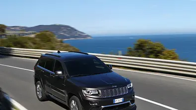 Jeep Grand Cherokee 3.0 V6 Multijet Test Bilder 2014 technische Daten Front LED-Tagfahrlichter