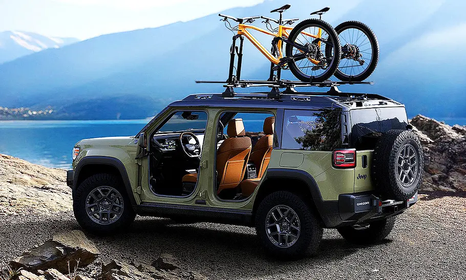 Blick von schräg hinten auf den Jeep Recon (2026) ohne Seitentüren, der zwei Fahrräder auf dem Dachgepäckträger hat.