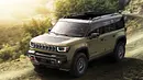 Das Bild zeigt den Jeep Recon, wie er über einen Waldweg fährt. Fotografiert von schräg vorne. - Foto: Jeep