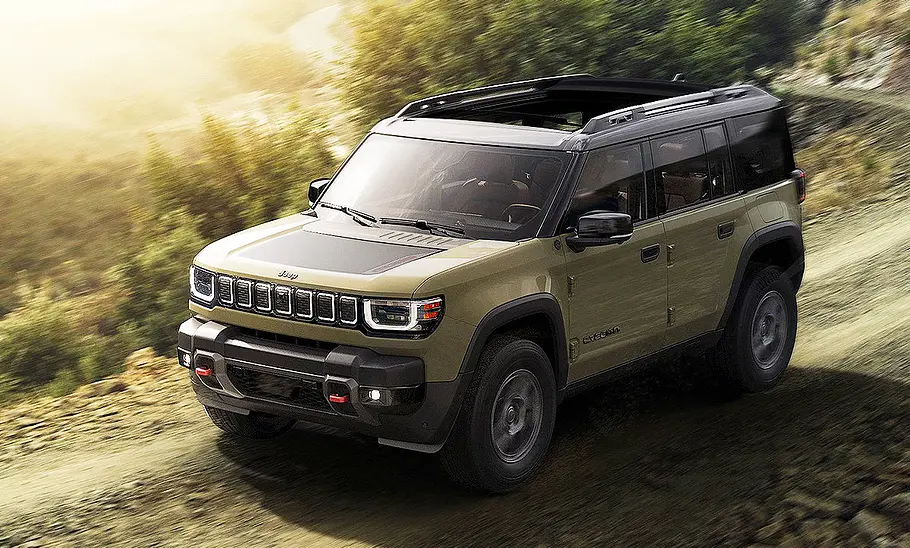 Blick von schräg vorne auf den fahrenden Jeep Recon (2026).