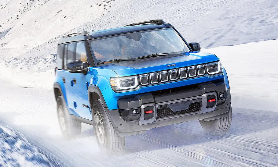 Blick von schräg vorne auf den fahrenden Jeep Recon (2026).
