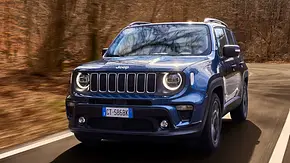 Jeep Renegade e-Hybrid (2024) in Blau, fahrend von schräg vorne - Foto: Jeep Jeep Renegade e-Hybrid (2024) in Blau, fahrend von schräg vorne - Foto: Jeep