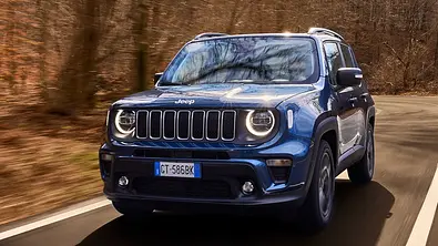 Jeep Renegade e-Hybrid (2024) in Blau, fahrend von schräg vorne - Foto: Jeep