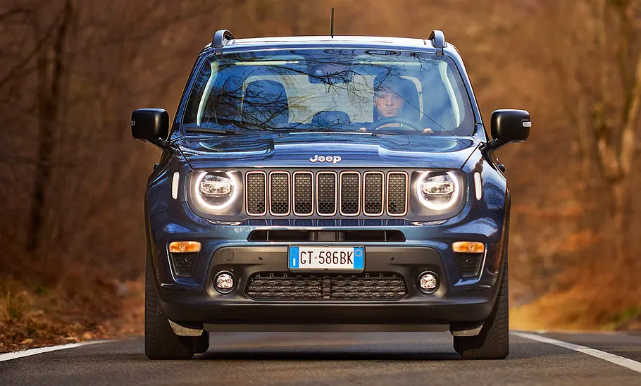 Jeep Renegade e-Hybrid (2024) Jeep Renegade e-Hybrid (2024) in Blau, fahrend von vorne