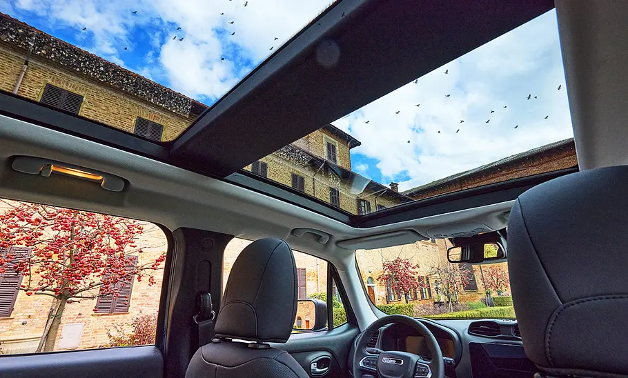 Jeep Renegade e-Hybrid (2024) Jeep Renegade e-Hybrid (2024) Panorama-Glasdach von innen betrachtet
