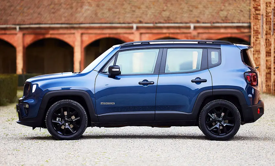Jeep Renegade e-Hybrid (2024) Jeep Renegade e-Hybrid (2024) in Blau, stehend von der rechten Seite