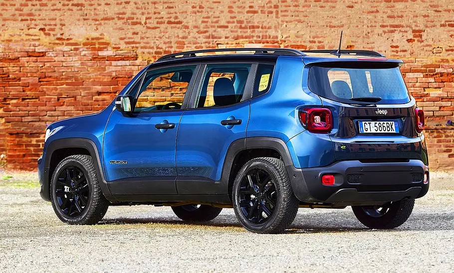 Jeep Renegade e-Hybrid (2024) Jeep Renegade e-Hybrid (2024) in Blau, stehend von schräg hinten