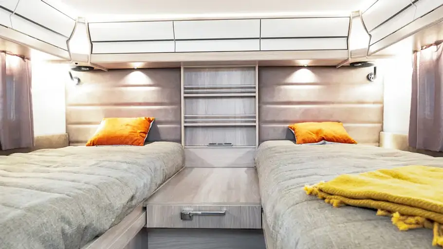 Die Innenaufnahme zeigt das Schlafzimmer des Kabe Classic 740 LGB.