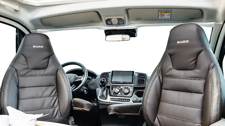 Die Innenaufnahme zeigt das Cockpit des Kabe Classic 740 LGB.