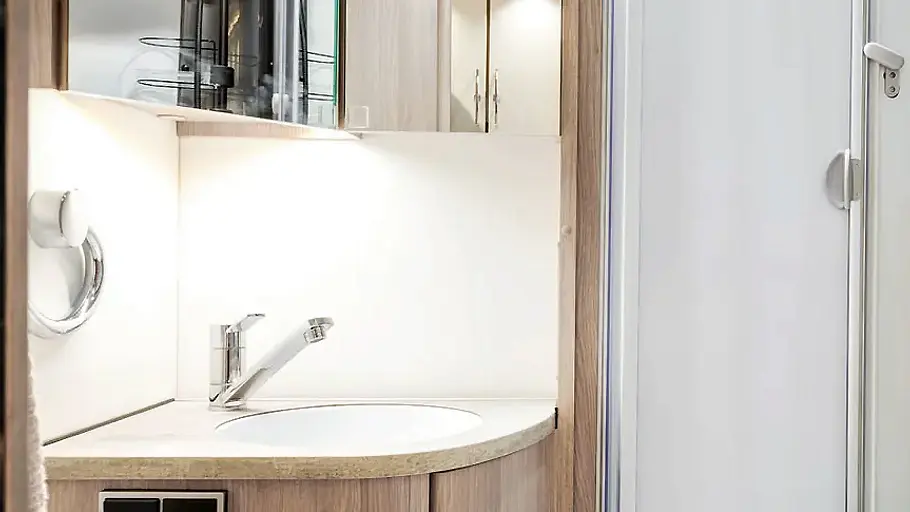 Die Innenaufnahme zeigt das Badezimmer des Kabe Classic 740 LGB.