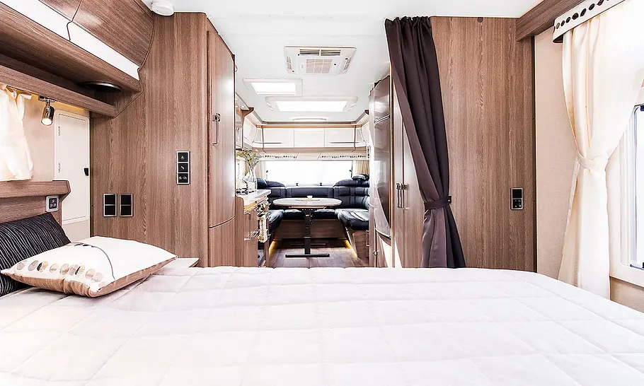 Die Innenaufnahme zeigt das Heckschlafzimmer des Kabe Imperial 1000 TDL (2025).