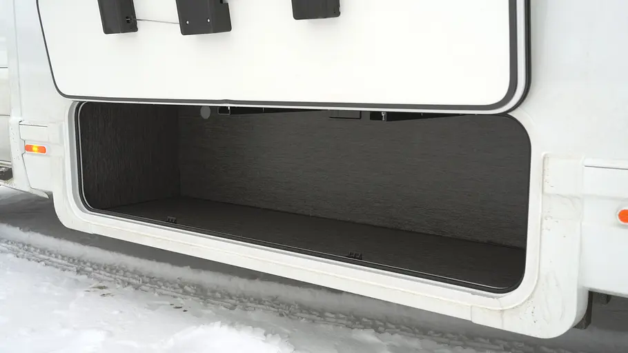 Eine Außenstauklappe an der linken Fahrzeugseite des Kabe Novum Traq 750 im geöffneten Zustand im Detail.