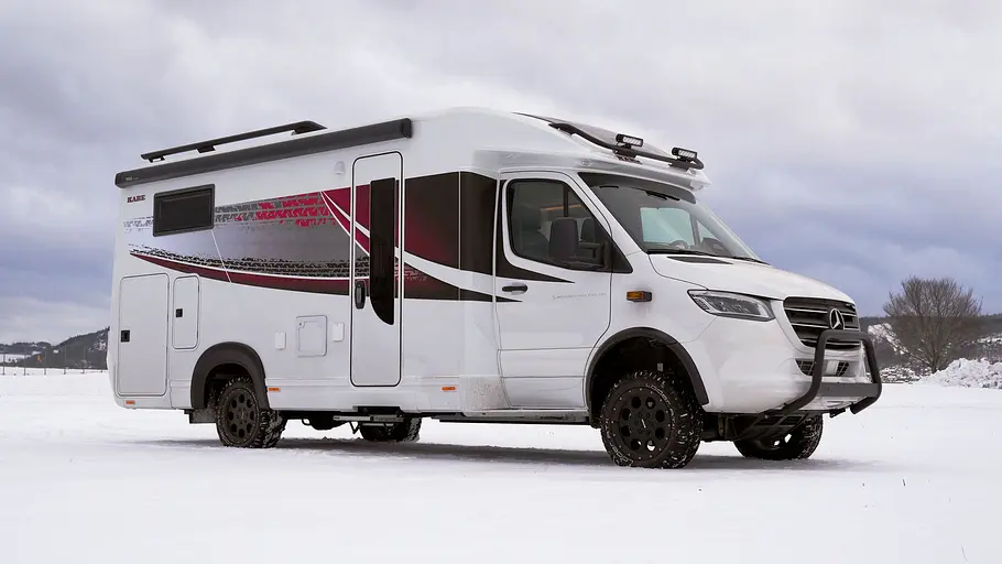 Der Kabe Novum Traq 750 statisch von schräg vorne rechts auf einer schneebedeckten Fläche geparkt.
