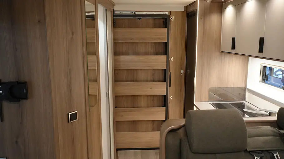 Die Türe zum Schlafzimmer sowie der ausgezogene Kleiderschrank des Kabe Novum Traq 750 im Detail.