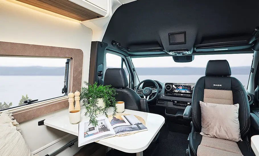 Die Studioaufnahme zeigt den Innenraum des Kabe Van 690 LB 2WD (2025).