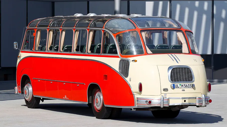 Kässbohrer Setra S8 Kässbohrer Setra S8 statisch von schräg hinten fotografiert.