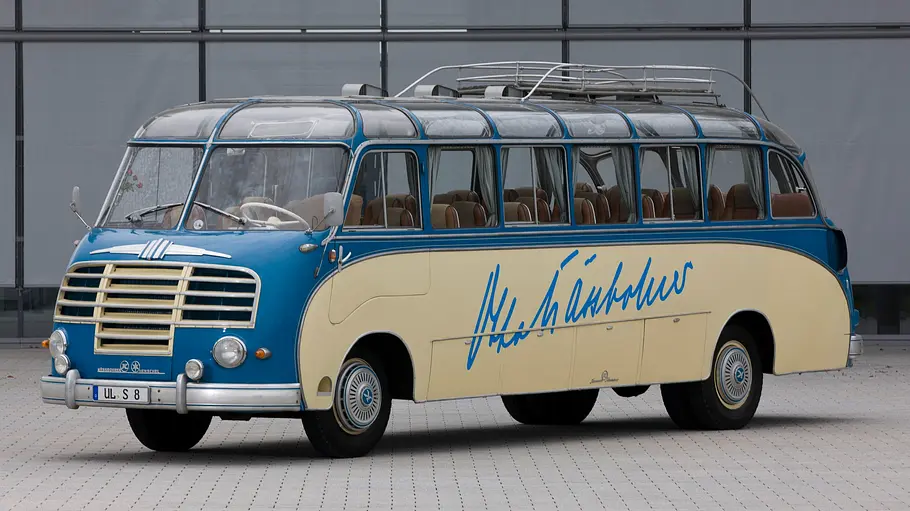 Kässbohrer Setra S8 Kässbohrer Setra S8 statisch von schräg vorne fotografiert.