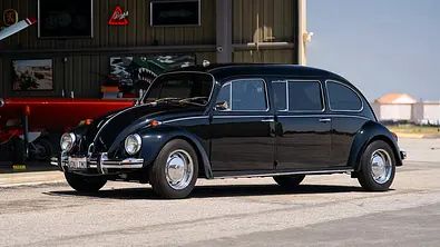 VW Käfer Stretchlimo von schräg vorne links. - Foto: RM Sothebys
