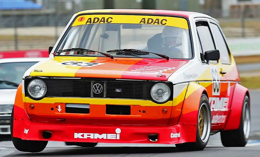 Der Kamei-Golf fahrend von vorne.