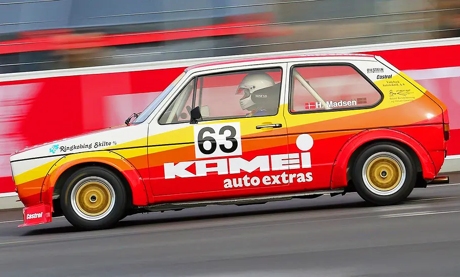 Der Kamei-Golf fahrend in der Seitenansicht.