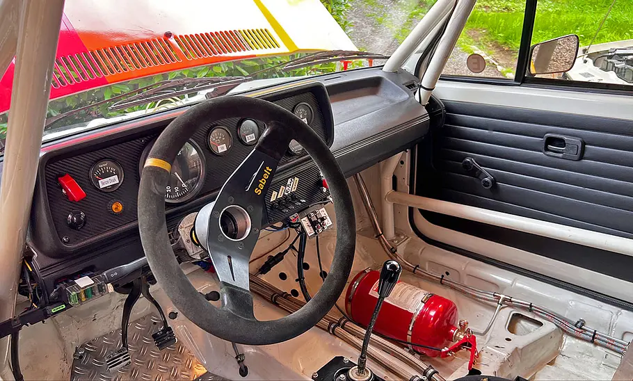 Das Cockpit des Kamei-Golf.
