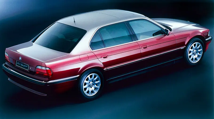 BMW 750iL (E38) Der BMW 750iL (E38) statisch von schräg hinten fotografiert.