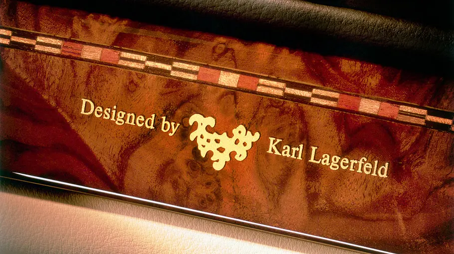 BMW 750iL (E38) Eine Holztafel mit Karl Lagerfeld-Schriftzug im BMW 750iL (E38).