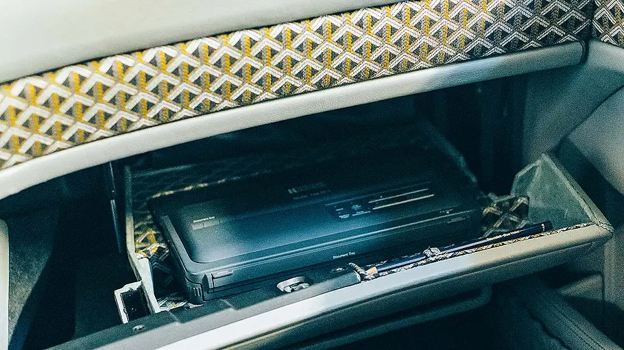 BMW 750iL (E32) Das Faxgerät im Handschuhfach des BMW 750iL (E32).