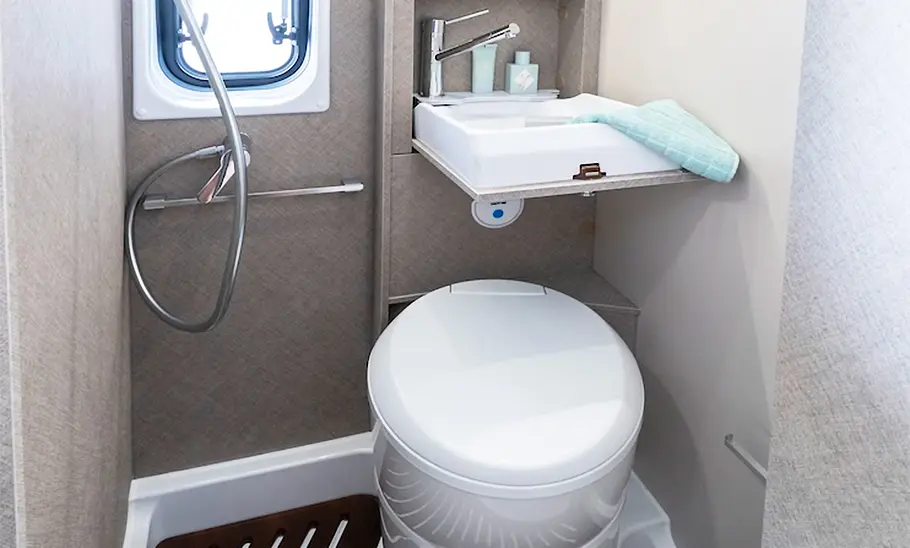 Die Innenansicht zeigt das WC im Karmann Davis 610 LS (2024).