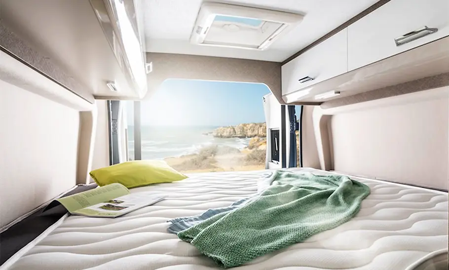 Die Innenansicht zeigt das Heckschlafzimmer des Karmann Davis 610 LS (2024).