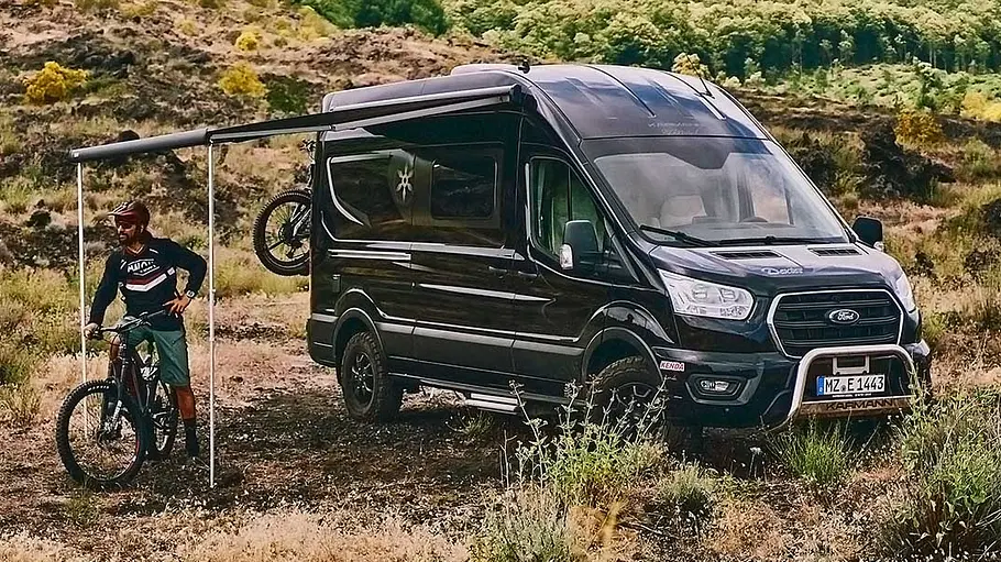 Der Karmann Dexter 560 4x4 mit geöffneter Markise statisch von schräg vorne rechts.