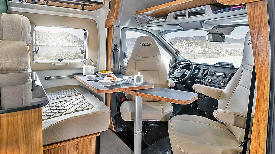 Durchsicht durch den Wohnraum des Karmann Dexter 560 4x4.