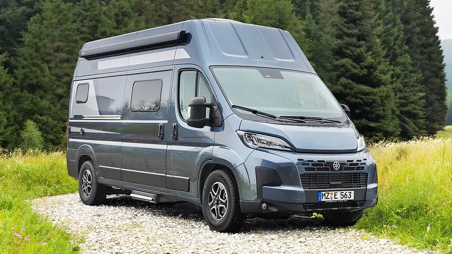 Die Außenaufnahme zeigt den Karmann Dexter 595 (2026) von schräg vorne.