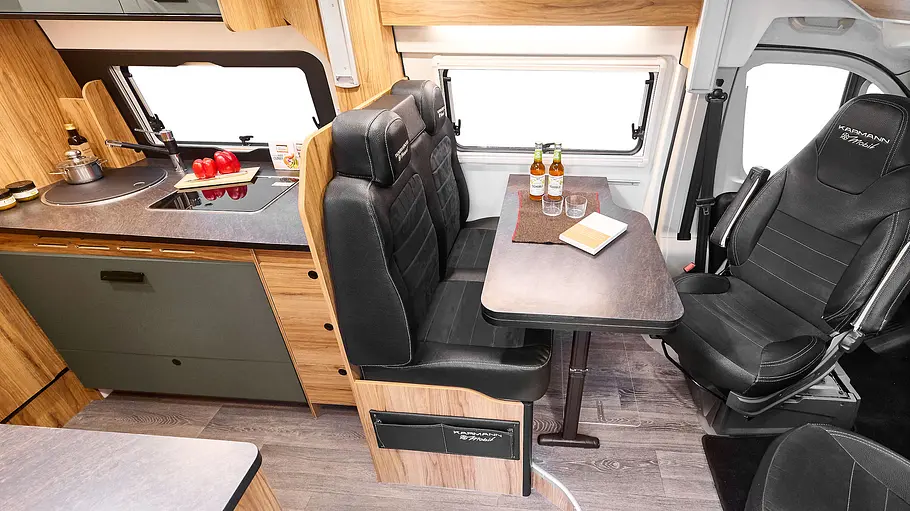 Karmann Dexter 595 (2026) Die Innenaufnahme zeigt die Sitzgruppe des Karmann Dexter 595.
