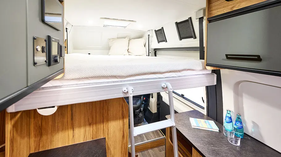 Karmann Dexter 595 (2026) Die Innenaufnahme zeigt das Schlafzimmer des Karmann Dexter 595.