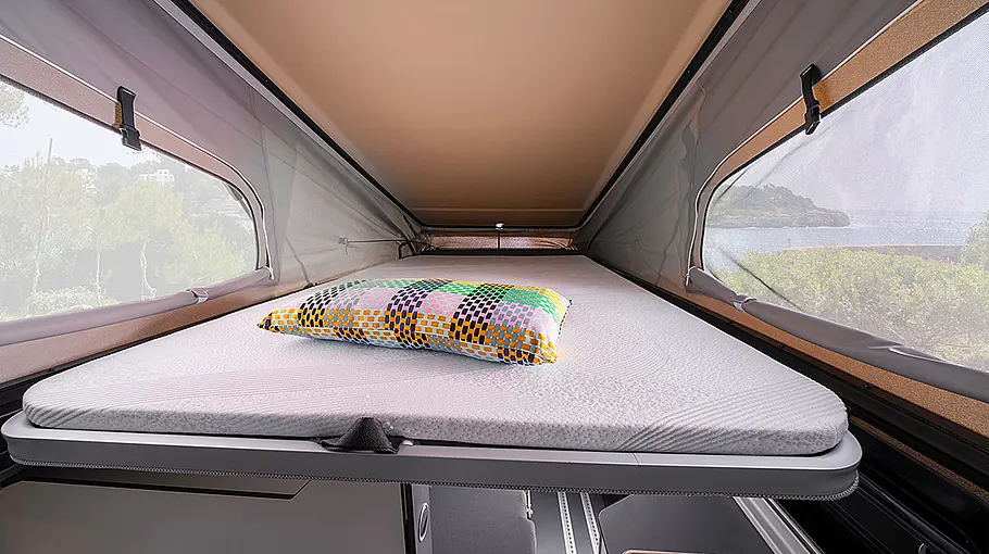 Das Bild zeigt das Bett im Aufstelldach des Karmann Duncan 550.