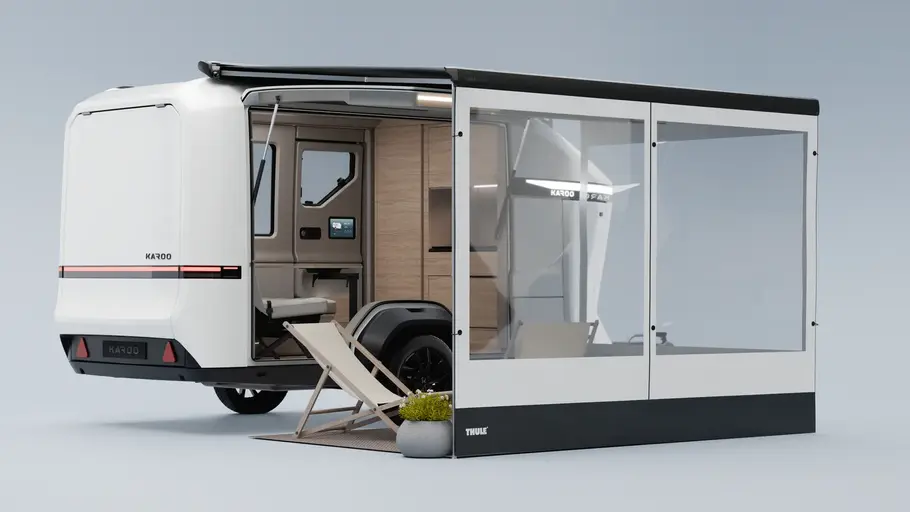 Der Karoo Adventure Camper statisch von schräg hinten rechts. Die rechte Flügeltüre ist geöffnet, eine Markise darüber gespannt.
