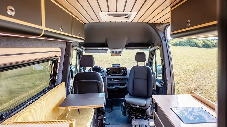 KEC Mountaineer Grand Expedition Die Innenaufnahme zeigt den Wohnraum des KEC Mountaineer Grand Expedition bei geöffneter Seitentür.