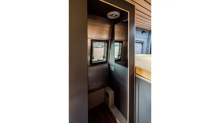 KEC Mountaineer Grand Expedition Die Innenaufnahme zeigt das Badezimmer des KEC Mountaineer Grand Expedition.