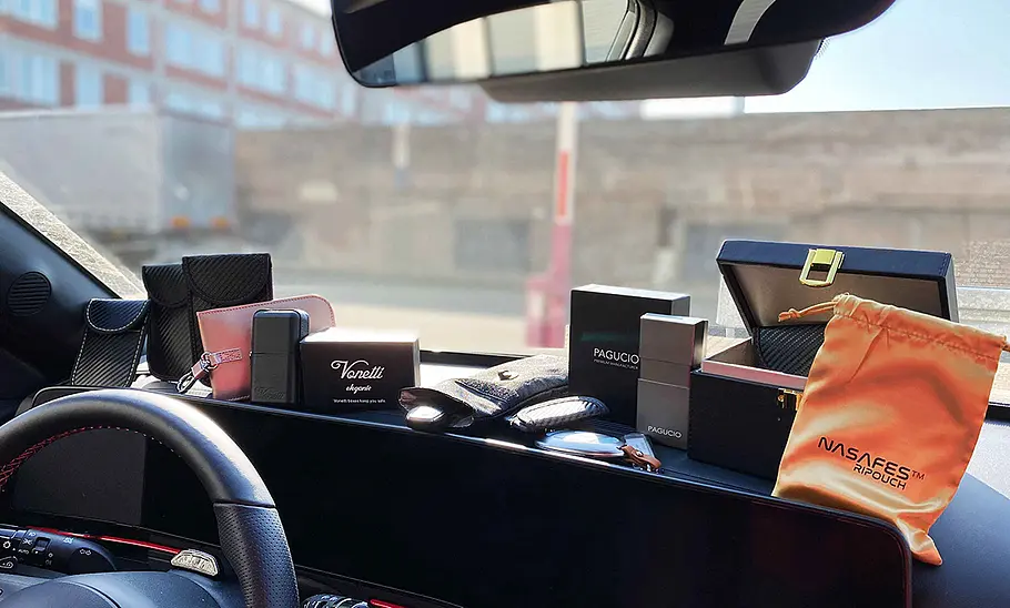 Keyless-Go-Schlüsselschützer im Test Schlüsselschützer aufgereiht auf dem Armaturebrett eines Autos.