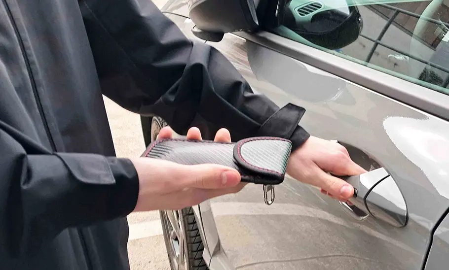 Keyless-Go-Schlüsselschützer im Test Der Schlüsselschützer Safolk Keyless Go am Testfahrzeug.