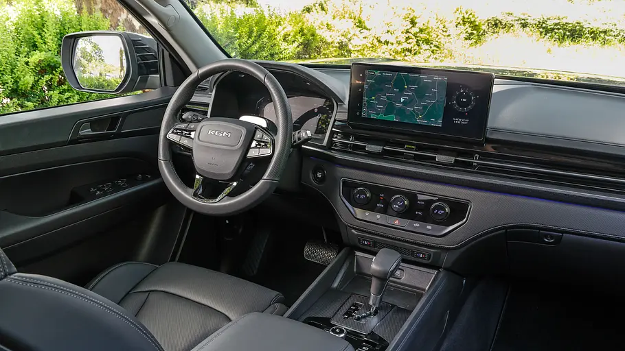 Das Cockpit des KGM Musso (2026) von der Rückbank fotografiert.